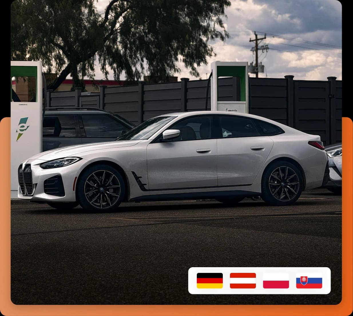 Stříbrné sportovní kupé stojí u nabíjecí stanice na parkovišti