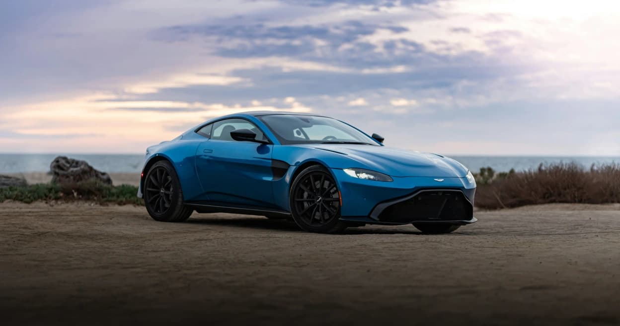 Modrý Aston Martin Vantage - ukázka prodaných vozů z dovozu