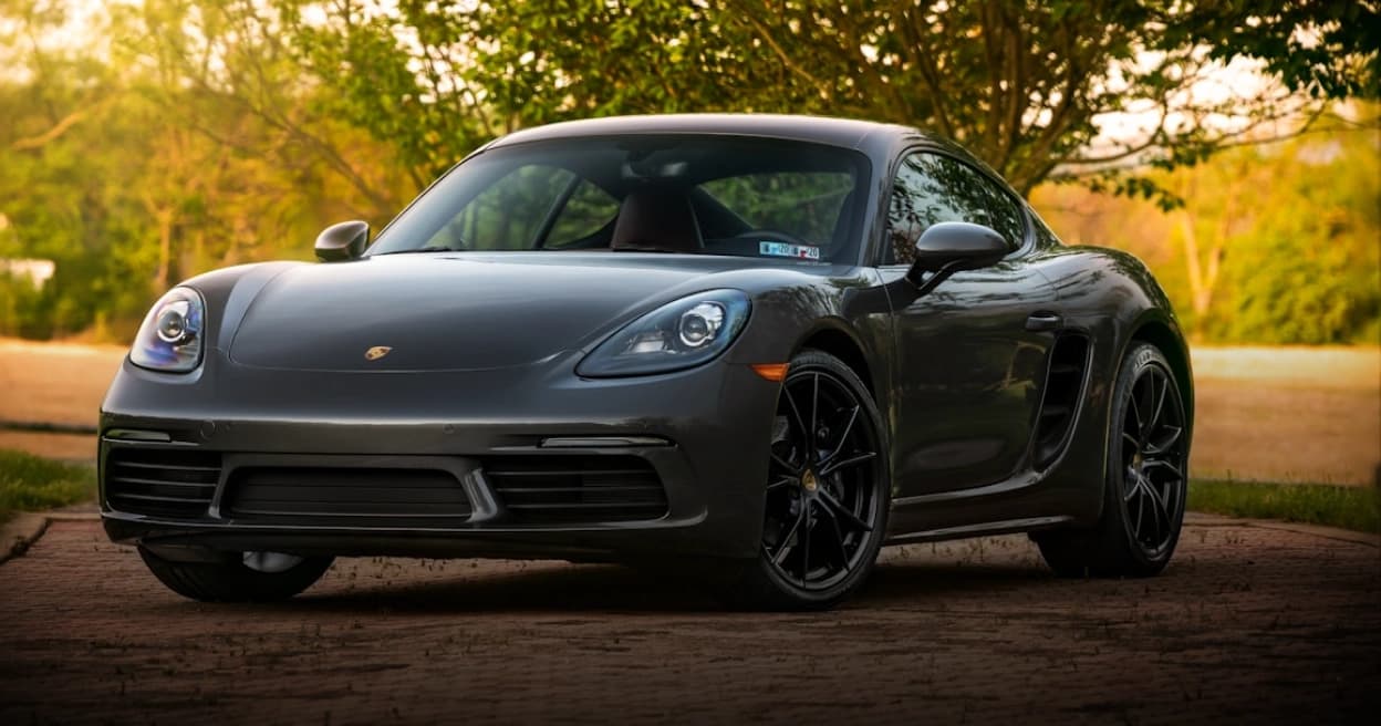 Šedé Porsche 718 Cayman - ukázka skladových vozů