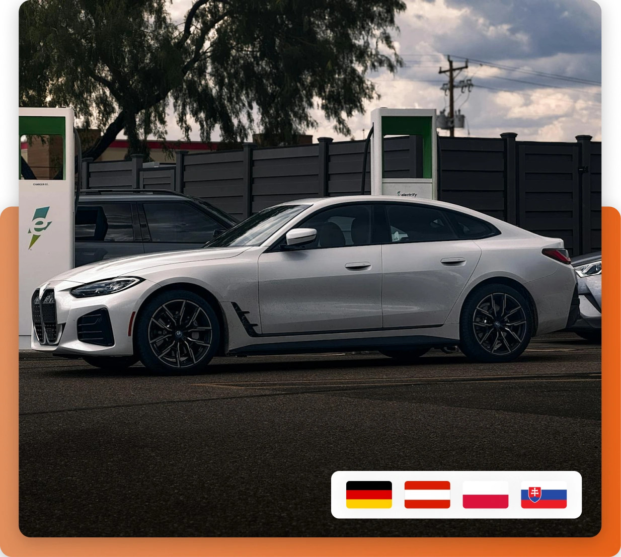 Stříbrné sportovní kupé stojí u nabíjecí stanice na parkovišti